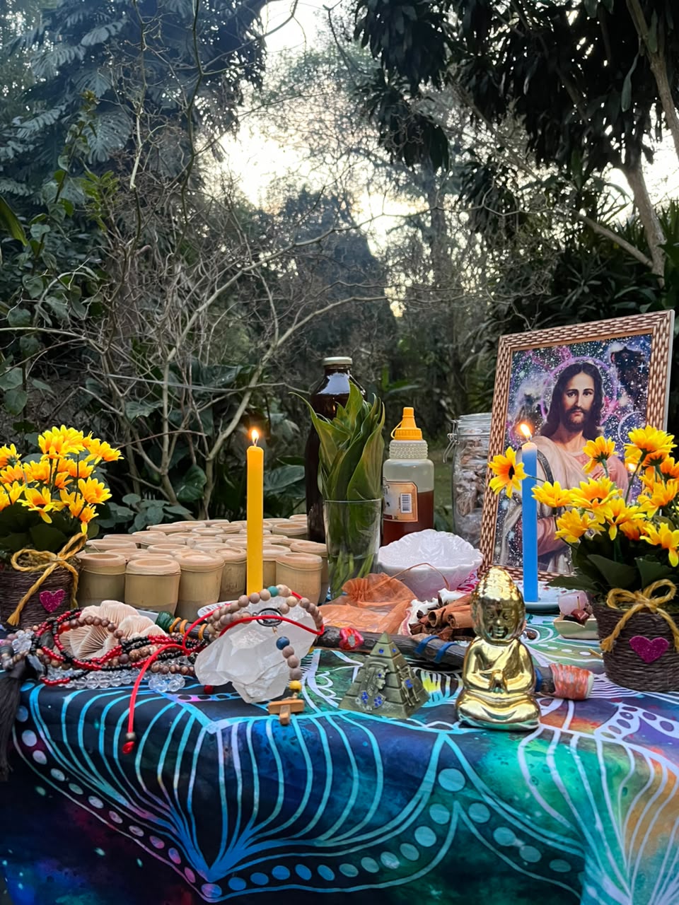 Altar preparado em meio à floresta para a cerimônia