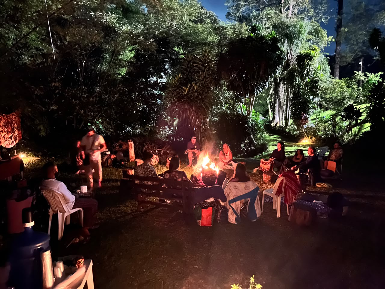 Encontro noturno próximo à fogueira